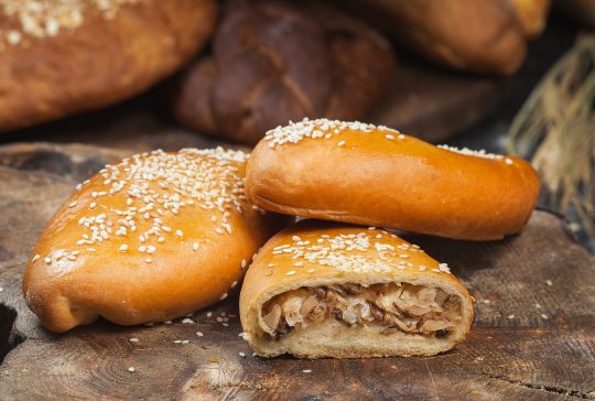 Пирожок с капустой и грибами