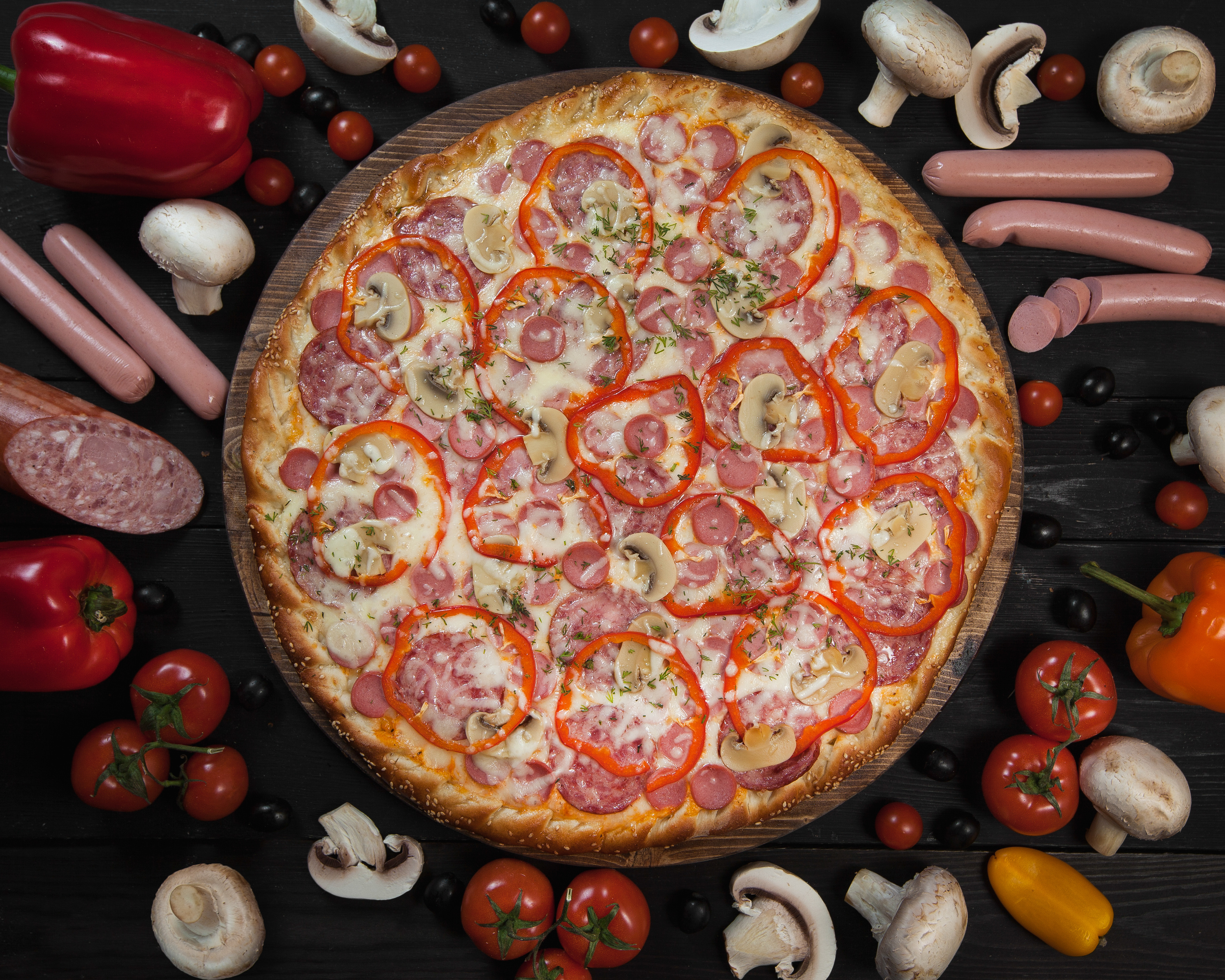 Пицца с колбасками. Пицца сервелат томаты. Пицца с колбасой. Пицца с помидорами. Пицца с колбасой и помидорами.