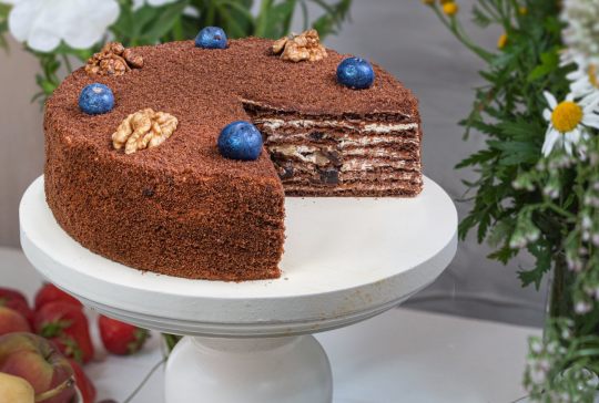 Пышный медовый бисквит для торта — 5 простых рецептов в домашних условиях