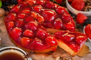 Пирог Голландский клубничный