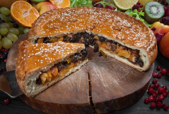 Рецепт: Творожный пирог с сухофруктами - С курагой и черносливом